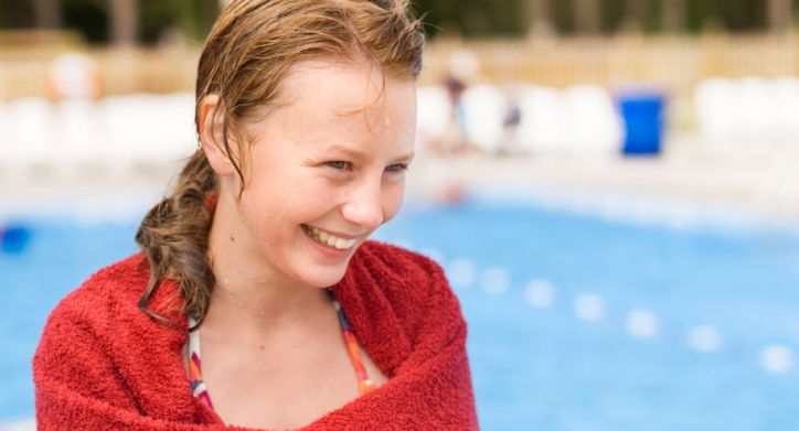 Tjej står nära den offentlig pool